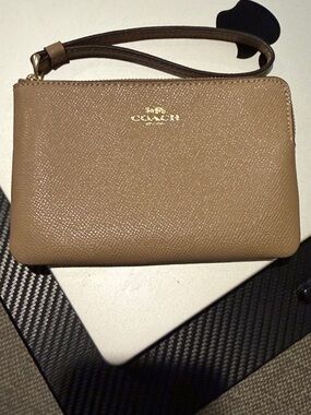 NEW! Coach Beige Pebbled Leather Wristlet with Gold Logo